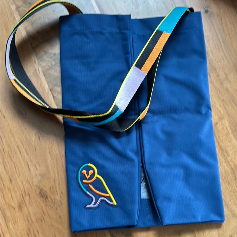 Bellroy Market Tote in Blue with Multicolor Straps - Picture 2 of 10